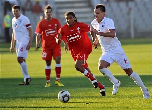Terry (de branco) em a&ccedil;&atilde;o no jogo treino desta segunda, contra o  Platinum Stars