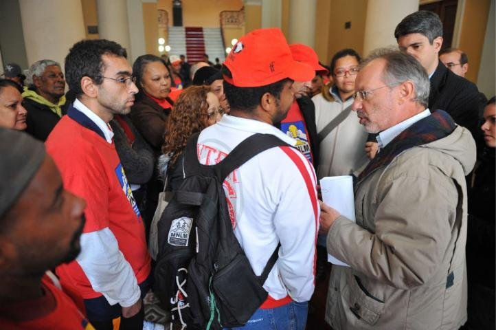 Integrantes do Movimento Nacional de Luta pela Moradia tomaram a sede do Executivo municipal