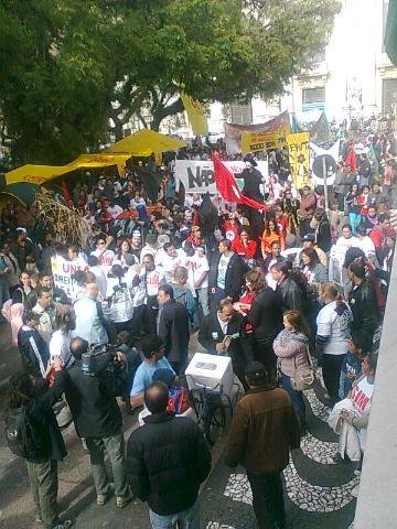 Manifestantes protestaram contra a venda dos terrenos da Fase