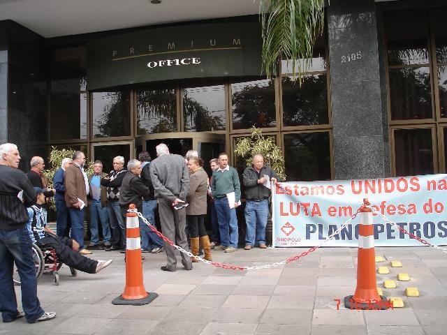 Petroqu&iacute;micos protestam contra poss&iacute;vel fim de plano de previd&ecirc;ncia complementar 