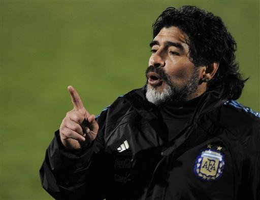 Maradona dever&aacute; colocar trio ofensivo na estreia da Argentina na Copa