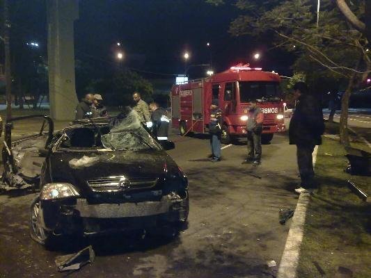 Ve&iacute;culo Astra ficou complemente destru&iacute;do ap&oacute;s colis&atilde;o
