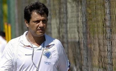 Conforme dirigente do Inter, Ad&iacute;lson est&aacute; 85% no clube