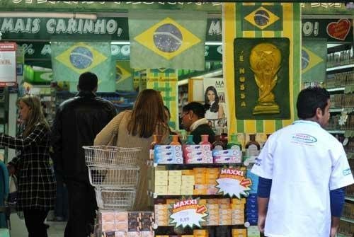 Copa do Mundo, que come&ccedil;a sexta-feira, j&aacute; est&aacute; presente nas lojas
