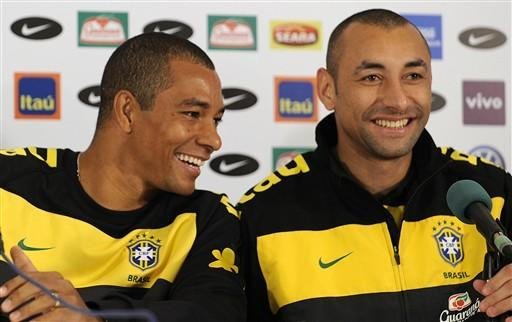 Gilberto Silva (&agrave; esquerda) diz que Brasil n&atilde;o est&aacute; na Copa do Mundo a passeio