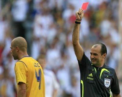 Zagueiro sueco Teddy Lucic recebeu cart&atilde;o vermelho de Simon no Mundial de 2006. 