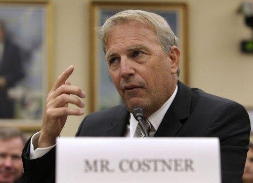 Kevin Costner defende m&aacute;quina de limpar petr&oacute;leo no Congresso 