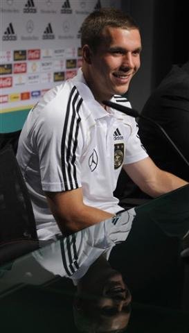 Podolski exige vit&oacute;ria da Alemanha na estreia da Copa