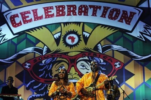 Os cantores cegos de Mali, Mariam e Amadou, durante a apresenta&ccedil;&atilde;o