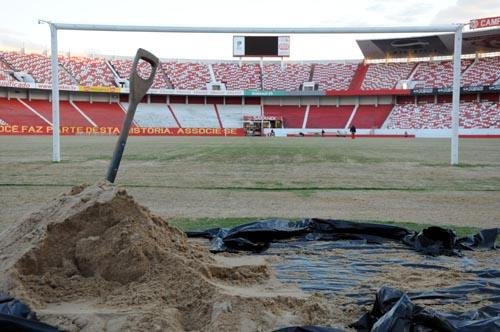 Inter aproveita recesso da Copa para melhorar gramado do Beira-Rio