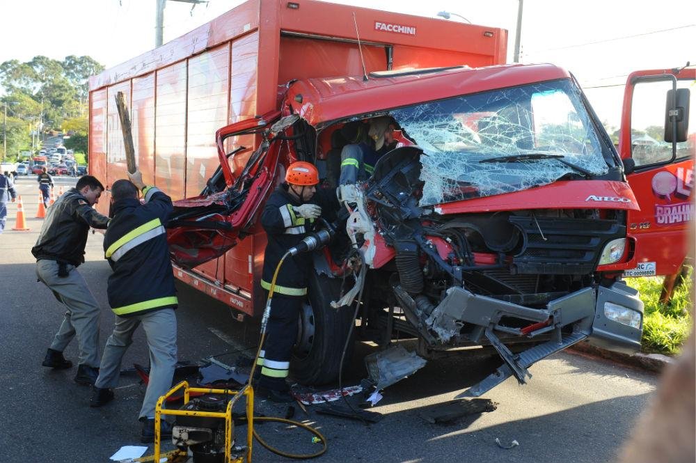 Caminh&atilde;o colide contra ve&iacute;culos e tr&ecirc;s ficam feridos 