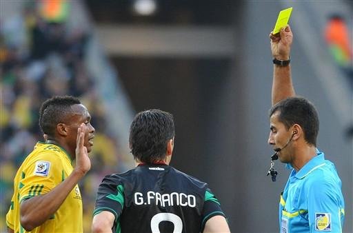 Jogador africano recebe cart&atilde;o amarelo