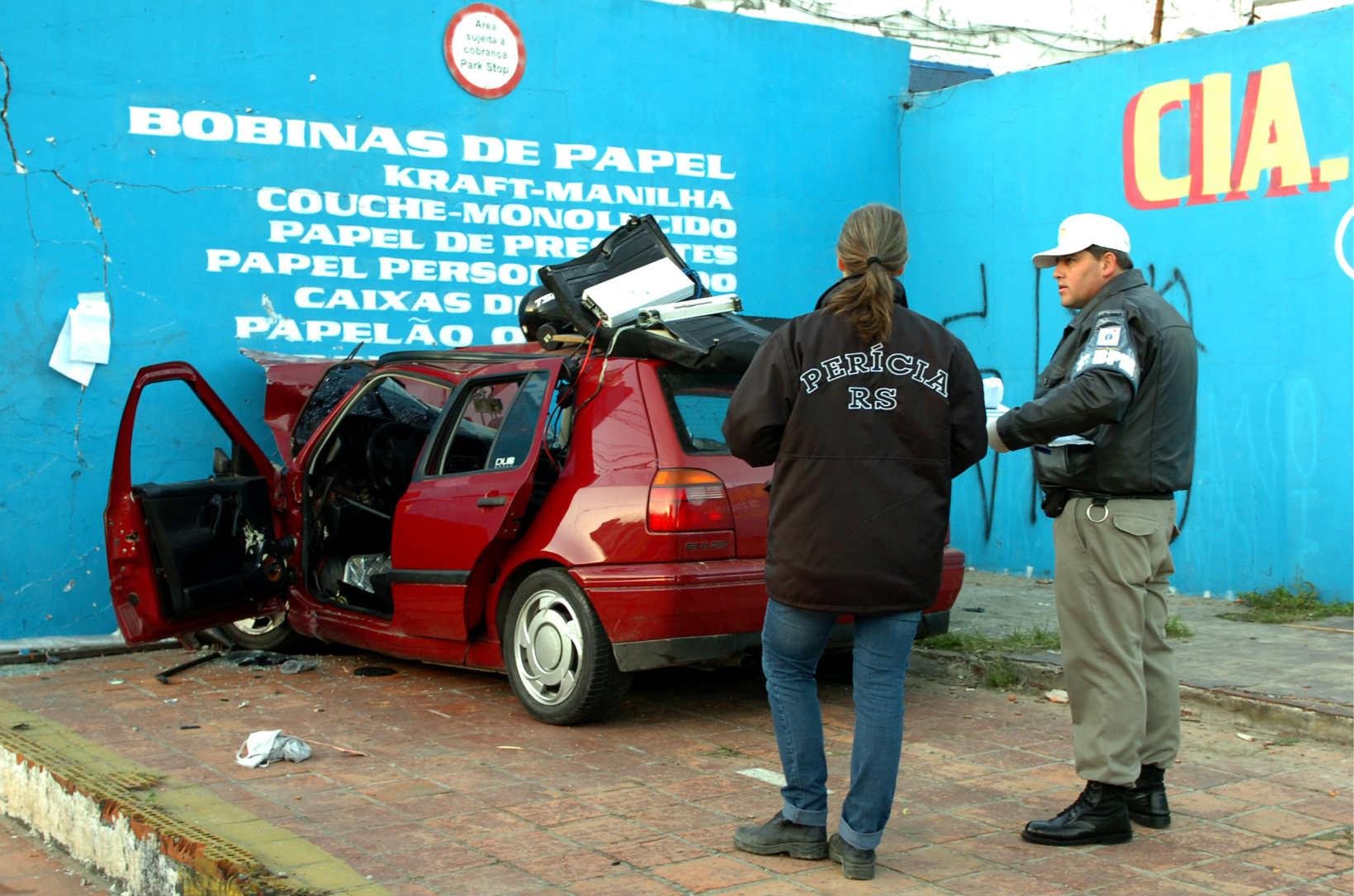 Carro colide contra muro e mata motorista em Porto Alegre 