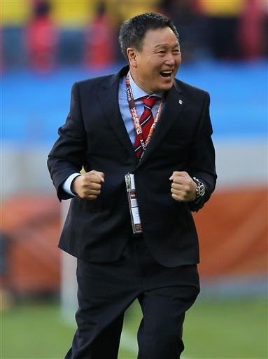 T&eacute;cnico coreano Huh Jung-Moo comemora