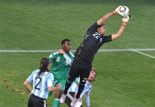 O goleiro argentino Sergio Romero salta para fazer a defesa 