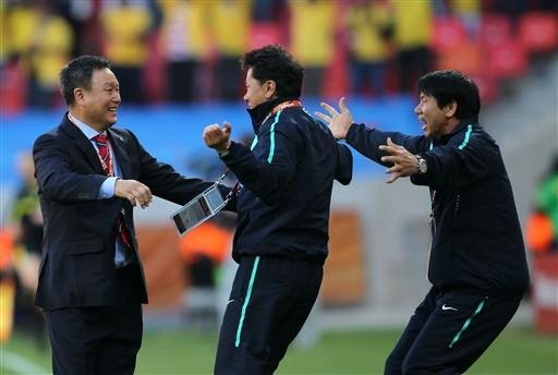 T&eacute;cnico da Coreia do Sul (&agrave; esquerda) comemora a vit&oacute;ria da equipe