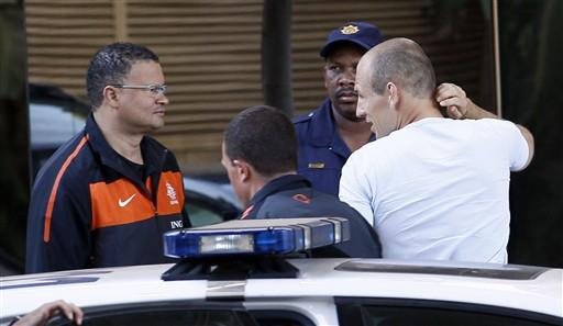 Robben (de camisa branca) desembarcou em Johanesburgo no s&aacute;bado