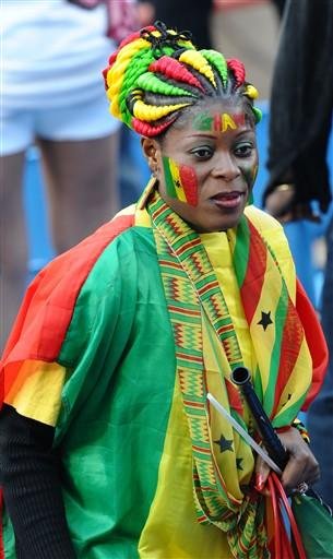 Torcedora de Gana acompanha abertura do Grupo D