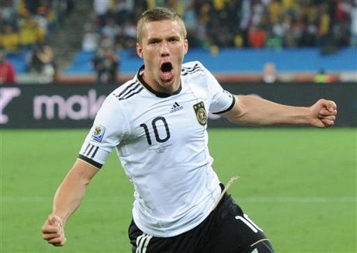 O atacante alem&atilde;o Lukas Podolski comemora ap&oacute;s marcar o primeiro gol contra a Austr&aacute;lia