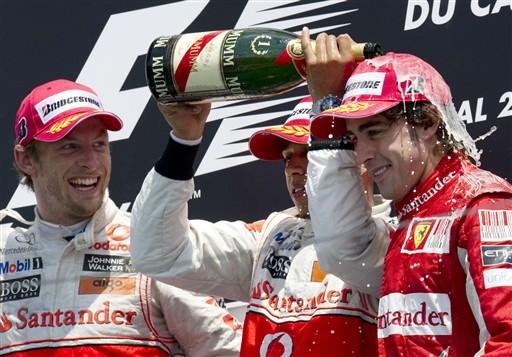 Piloto Lewis Hamilton derrama champanhe sobre Fernando Alonso junto com Jenson Button