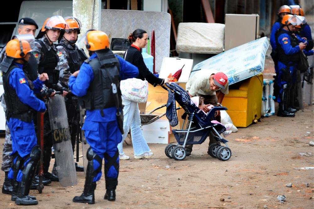 &Uacute;ltimas 15 fam&iacute;lias deixaram o local hoje