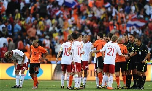 Jogadores da Dinamarca e da Holanda cumprimentam os &aacute;rbitros ao final da partida