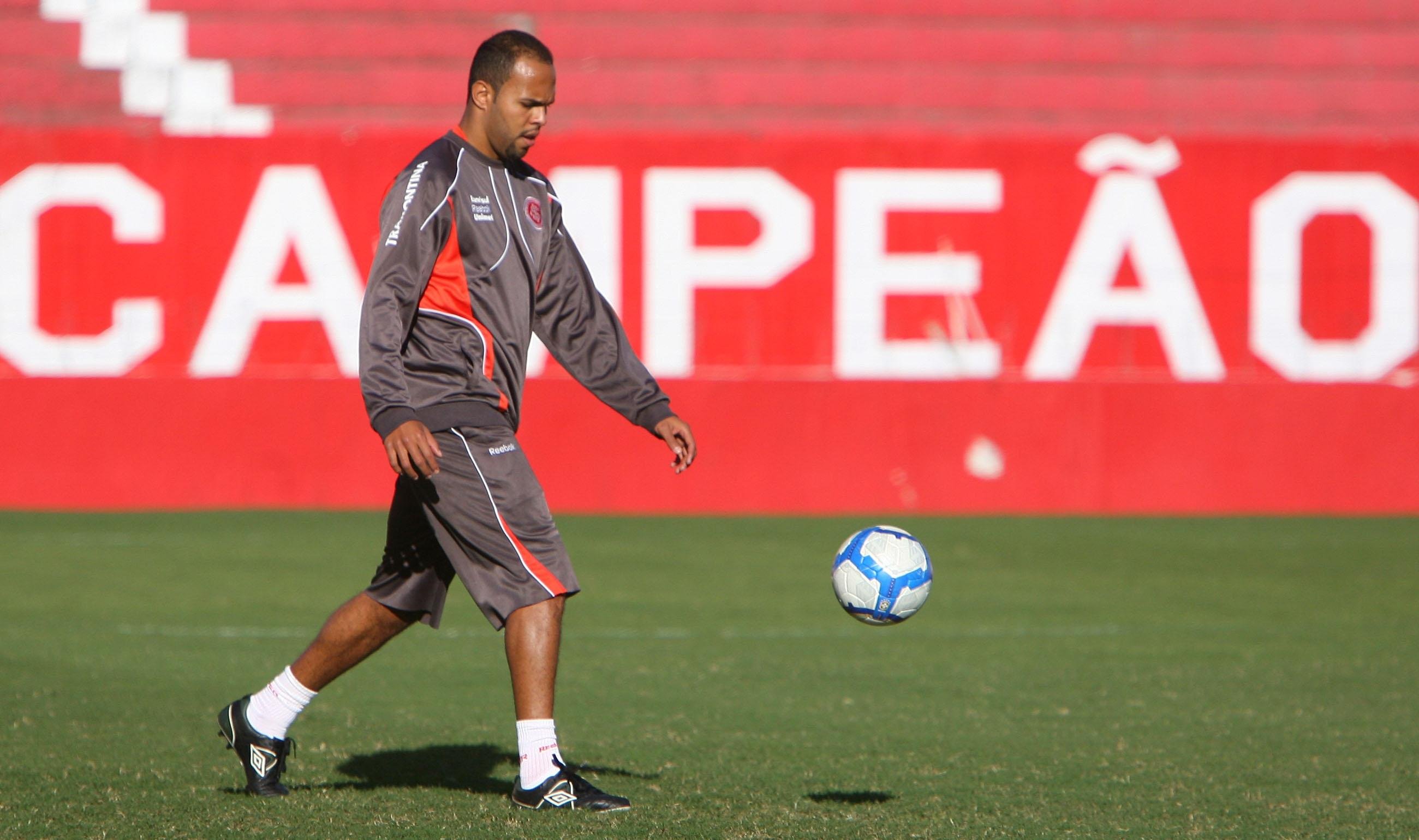 Inter de Alecsandro (foto) realizar&aacute; intertemporada em Porto Alegre