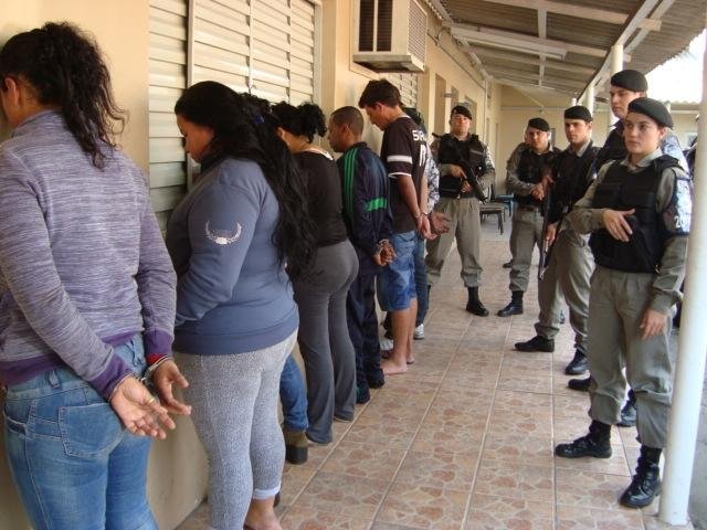 Pol&iacute;cia encontra drogas com ladr&otilde;es de loja de tintas