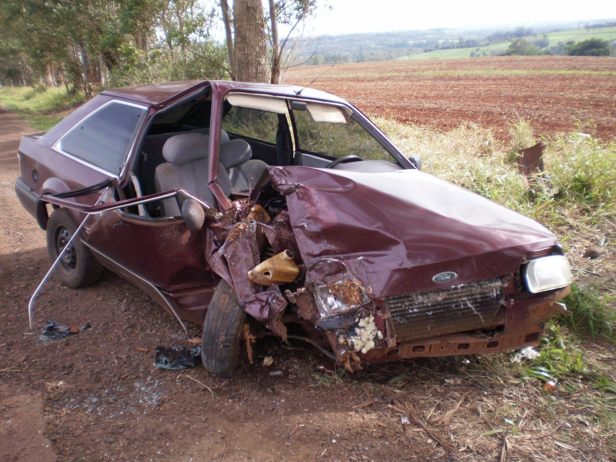 Carro colide contra &aacute;rvore e homem fica ferido na BR-472