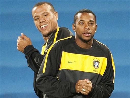 Lu&iacute;s Fabiano e Robinho participaram de treino recreativo da Sele&ccedil;&atilde;o