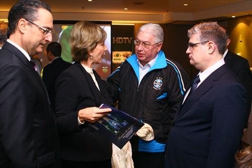 Gremistas entregam revista do clube &agrave; governadora Yeda