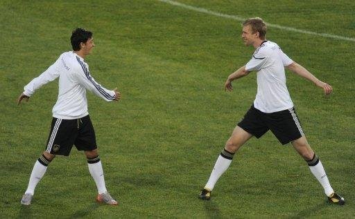 Ozil (E) sonha com t&iacute;tulo da Alemanha