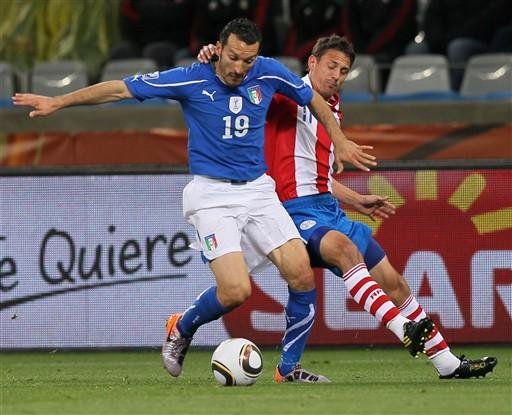 O jogador paraguaio Jonathan Santana (D) sentiu uma les&atilde;o muscular na coxa