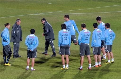 Uruguai usar&aacute; tr&ecirc;s atacantes contra a &Aacute;frica do Sul