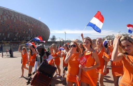 Mulheres com minissaias s&atilde;o detidas por marketing ilegal na Copa