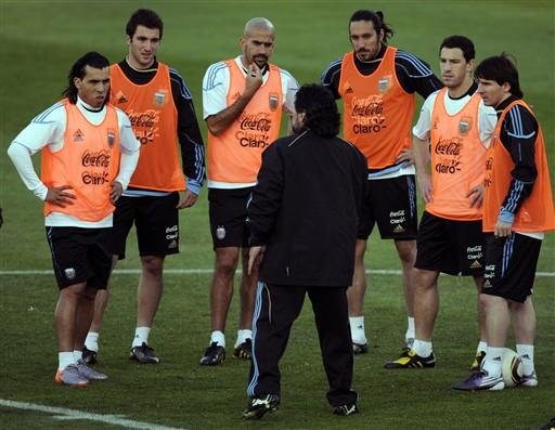 Maxi Rodriguez treina no lugar de Ver&oacute;n na Argentina