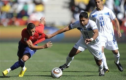 O atacante chileno Alexis Sanchez luta pela bola com o zagueiro de Honduras Emilio Izaguirre 