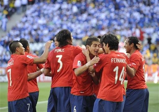 Os jogadores comemoram depois que o atacante Jean Beausejour marca o gol para o Chile