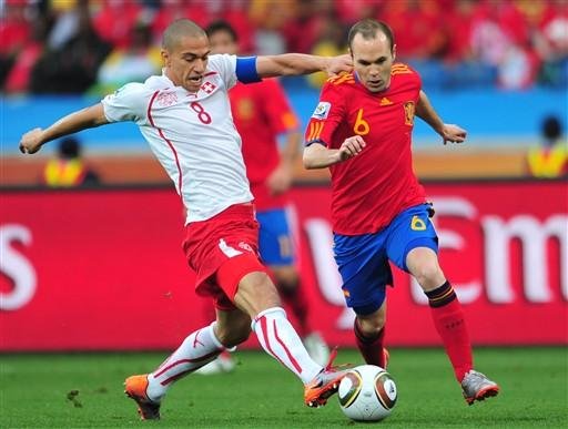 O meia espanhol, Andr&eacute;s Iniesta, luta pela bola com o meia su&iacute;&ccedil;o, Inler Goekhan