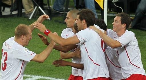 Jogadores su&iacute;&ccedil;os comemoram com o autor do gol, Gelson Fernandes