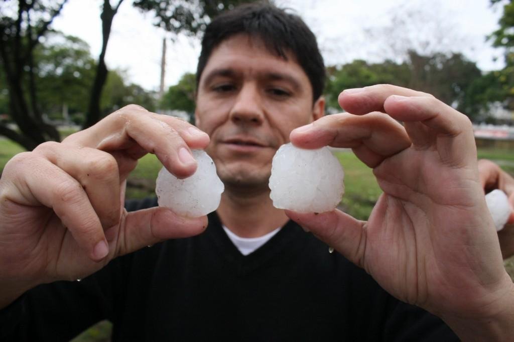 Chuva de granizo surpreende moradores de Santana do Livramento 