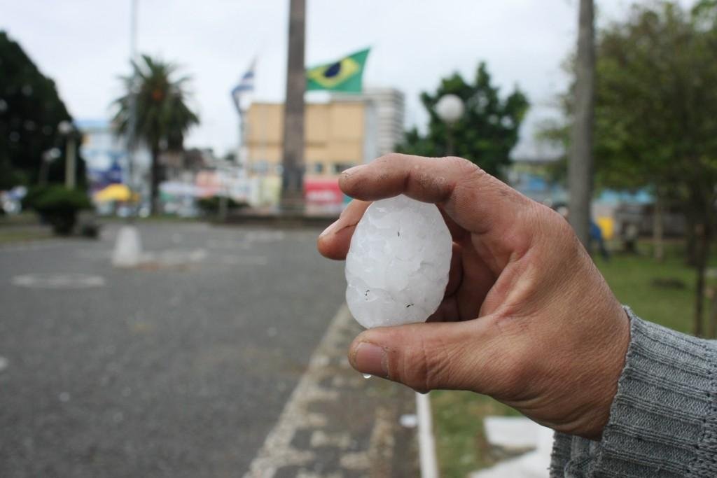 Chuva de granizo d&aacute; susto em moradores de Livramento e Rivera