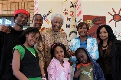 Zenani Mandela (abaixo, &agrave; esquerda) morreu em um acidente de carro na &Aacute;frica do Sul