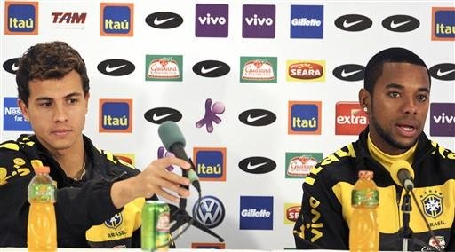 Nilmar e Robinho concederam coletiva nesta quinta