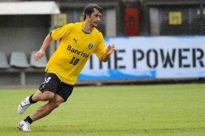 Com dores lombares, Douglas ser&aacute; reavaliado na tarde desta quinta