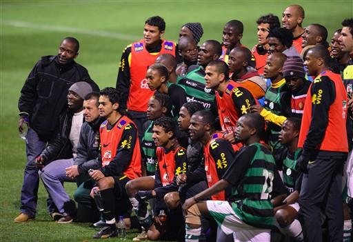 Reservas da Sele&ccedil;&atilde;o treinam com time amador e d&atilde;o aut&oacute;grafos