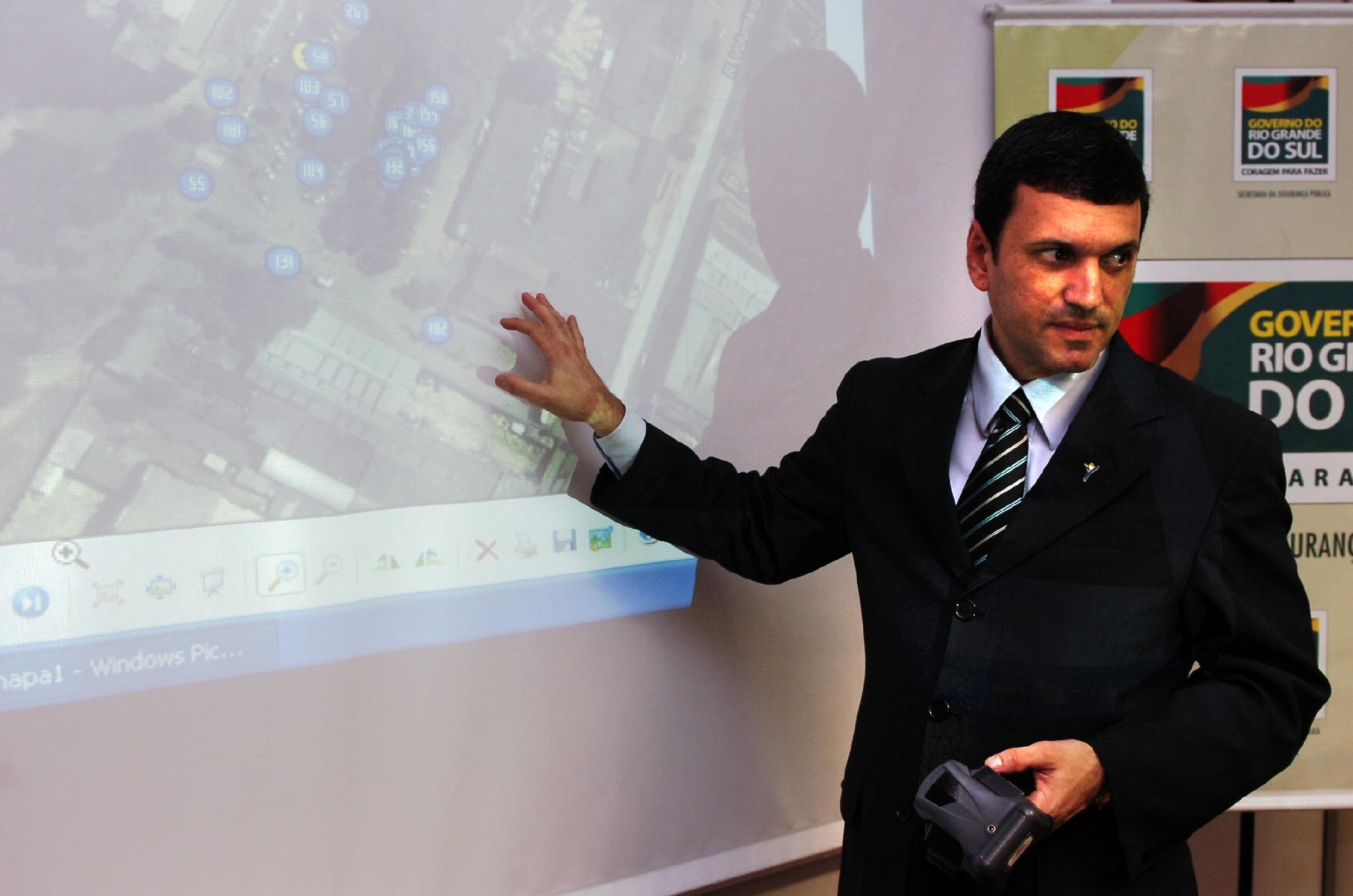 Superitendente da Susepe, M&aacute;rio Jr., mostra projeto