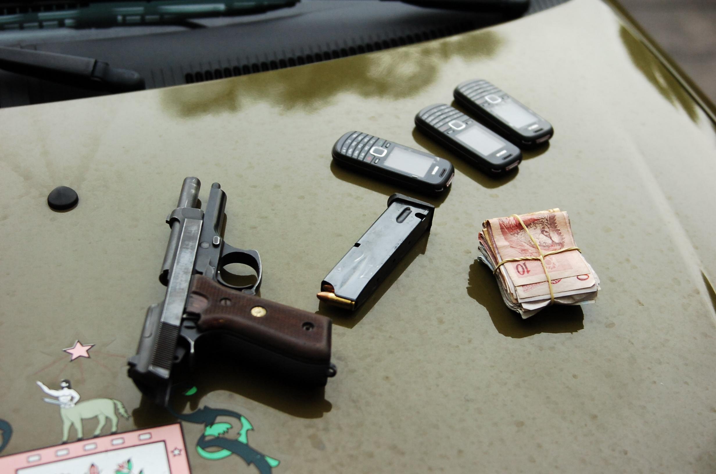  Pol&iacute;cia troca tiros com homens em frente a hospital