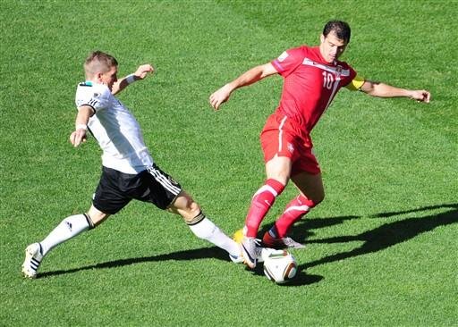 O meia alem&atilde;o, Bastian Schweinsteiger, luta pela bola com o meia s&eacute;rvio, Dejan Stankovic