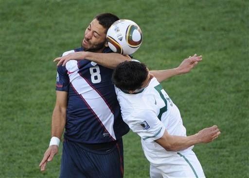 O meia dos Estados Unidos, Clint Dempsey, bate com o cotovelo no zagueiro eslovenio, Bostjan Cesar